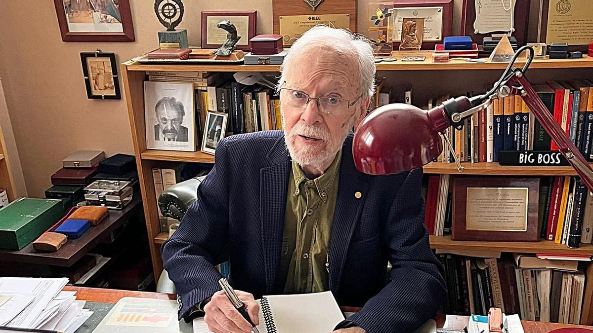 La Universidad de León edita un libro de Enric Trillas que ofrece consejos y reflexiones para los jóvenes investigadores