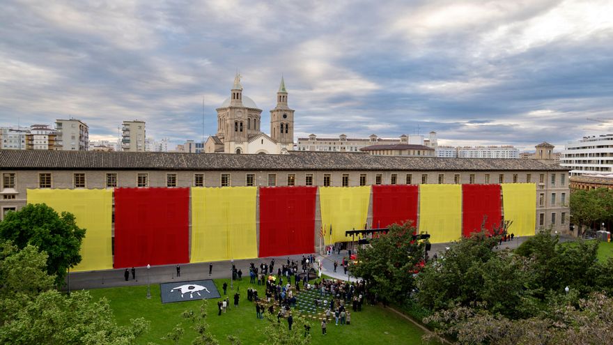 Azcón despliega una bandera aragonesa de 2.000 metros cuadrados "frente a las comunidades que buscan la desigualdad"