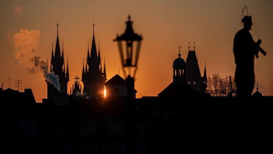 El sol sale por el horizonte en la ciudad de Praga, República Checa.