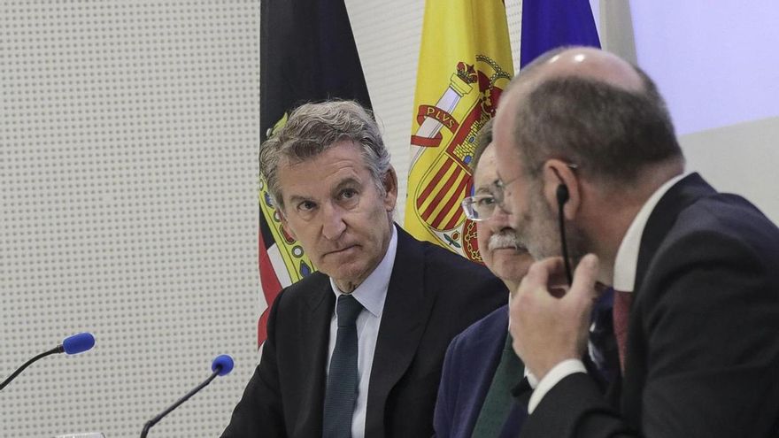 El presidente del PP, Alberto Núñez Feijóo, junto al presidente ceutí, Juan Jesús Vivas y el presidente del Partido Popular Europeo (PPE), Manfred Weber, durante la rueda de prensa ofrecida este lunes en Ceuta.