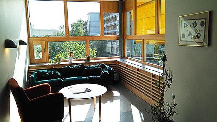 Sala de estar para pacientes en la unidad psiquiátrica del Östra Hospital (Gotemburgo, Suecia) diseñada por White Arkitekter. Foto: Laura Cambra Rufino