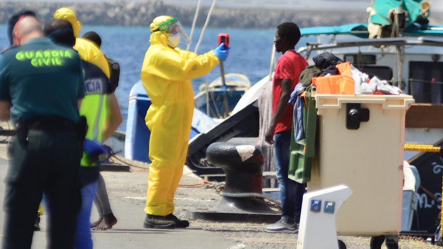 Control de temperatura a uno de los migrantes llegados este jueves a Gran Canaria