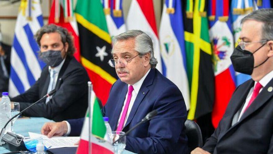 Doble juego: mientras reanudan el diálogo con el FMI, Fernández y Cafiero viajan a China y a EE.UU.