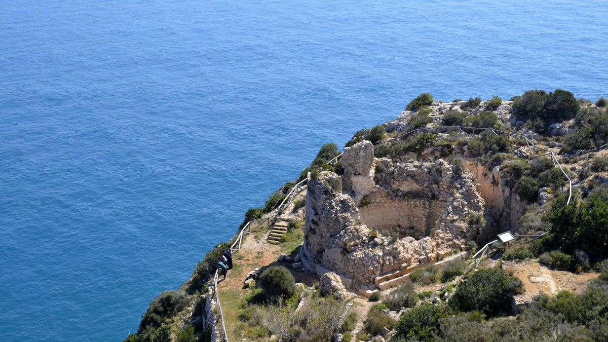 La ruta junto al mar con espectaculares vistas sobre una de las calas más bonitas del Mediterráneo