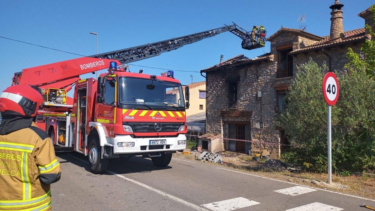 Archivo - Bomberos de la DPH intervienen en un incendio.