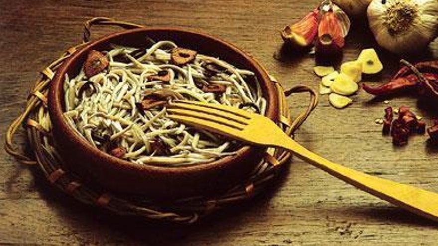 Los ecologistas piden un día de San Sebastián sin angulas por un riesgo “extremo” de extinción