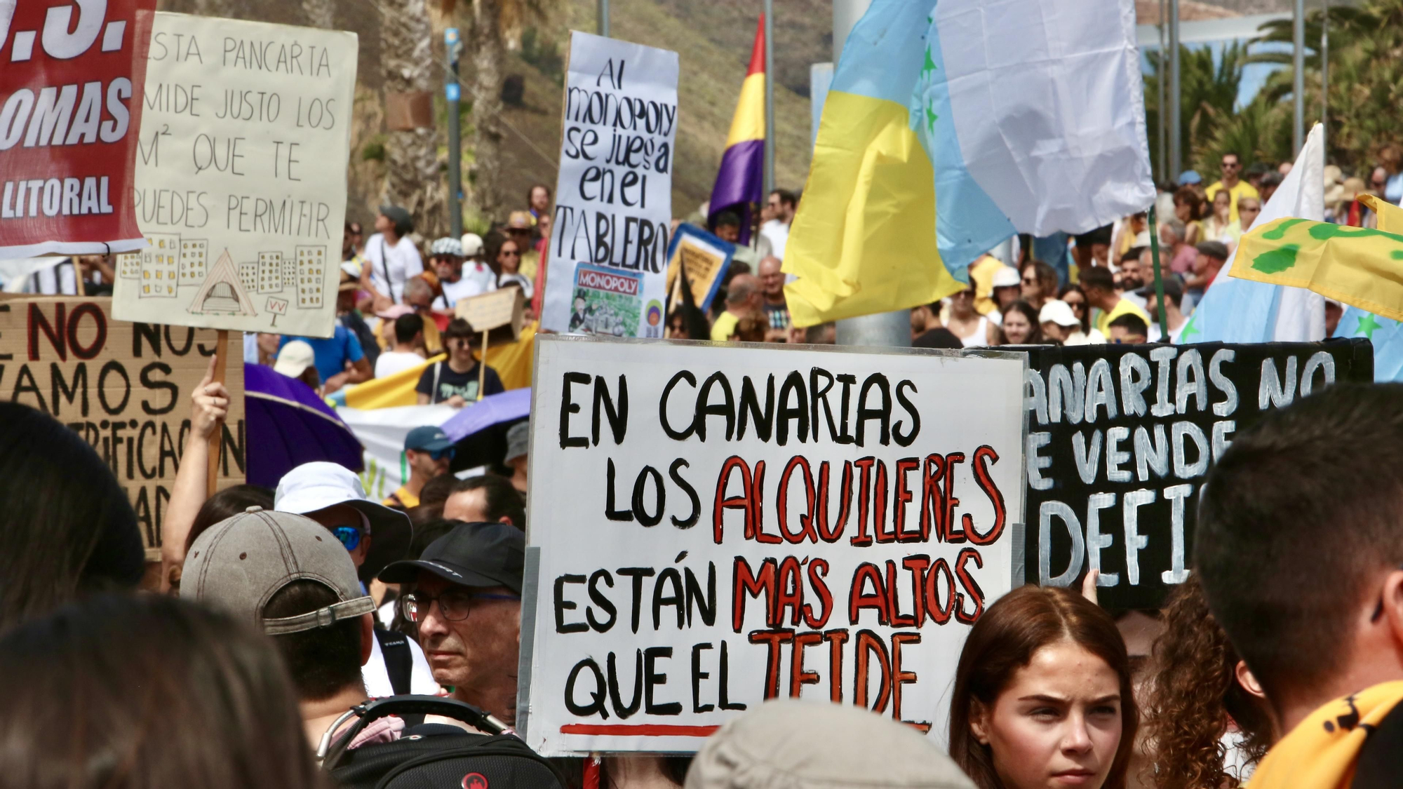 Manifestación en Gran Canaria bajo el lema 'Canarias tiene un límite'