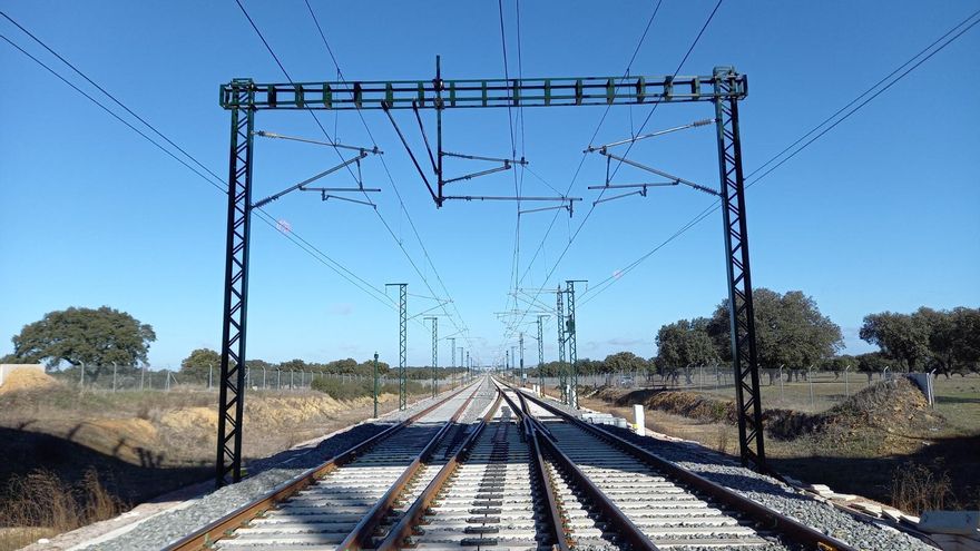 Adif da corriente a los primeros 112 km electrificados, y Portugal empieza a poner las vías en su parte