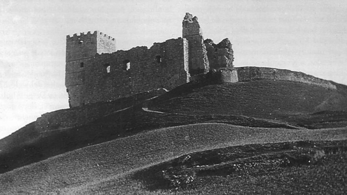 Ampliado en el siglo XI sobre los cimientos de la edificación devastada por Almanzor en 995, el castillo se consolidó como un baluarte estratégico entre León y Castilla