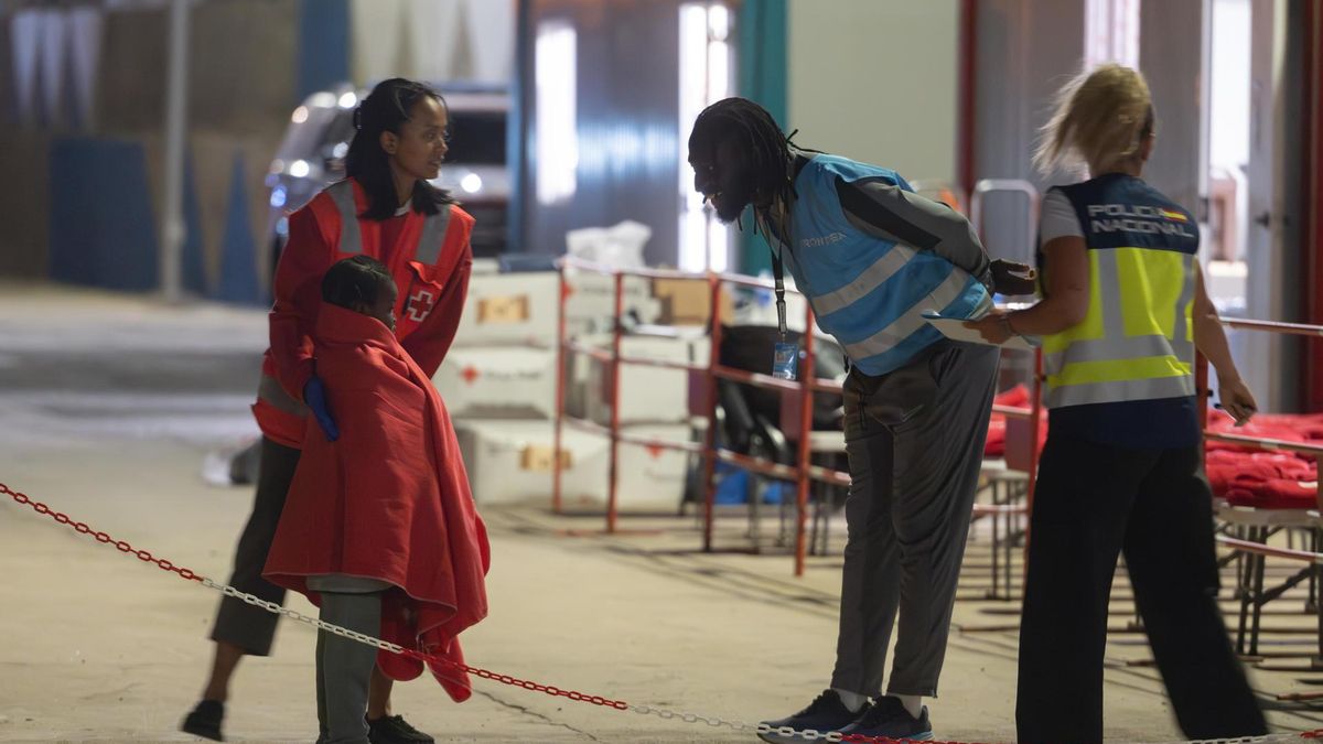 Un menor, a su llegada en uno de los cayucos rescatados este sábado en Canarias.