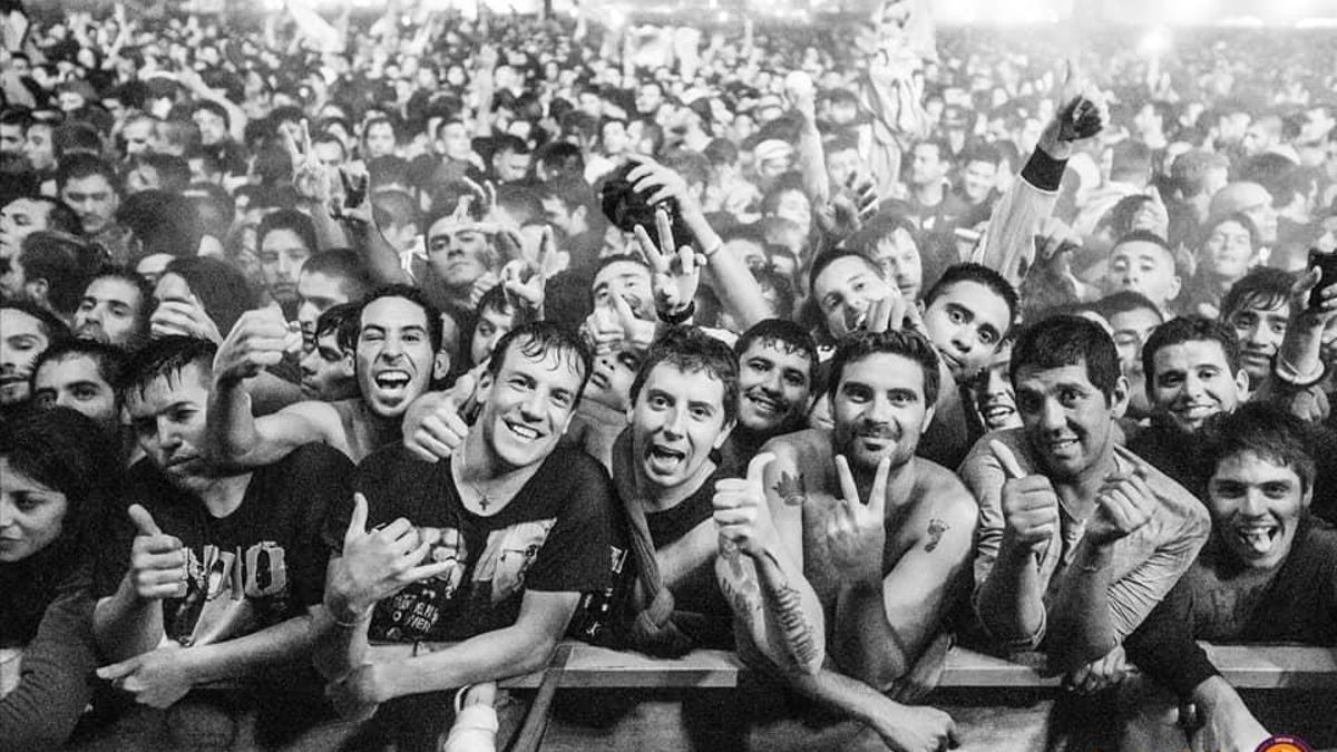 El pogo más grande del mundo visto a través mil cámaras de los fans