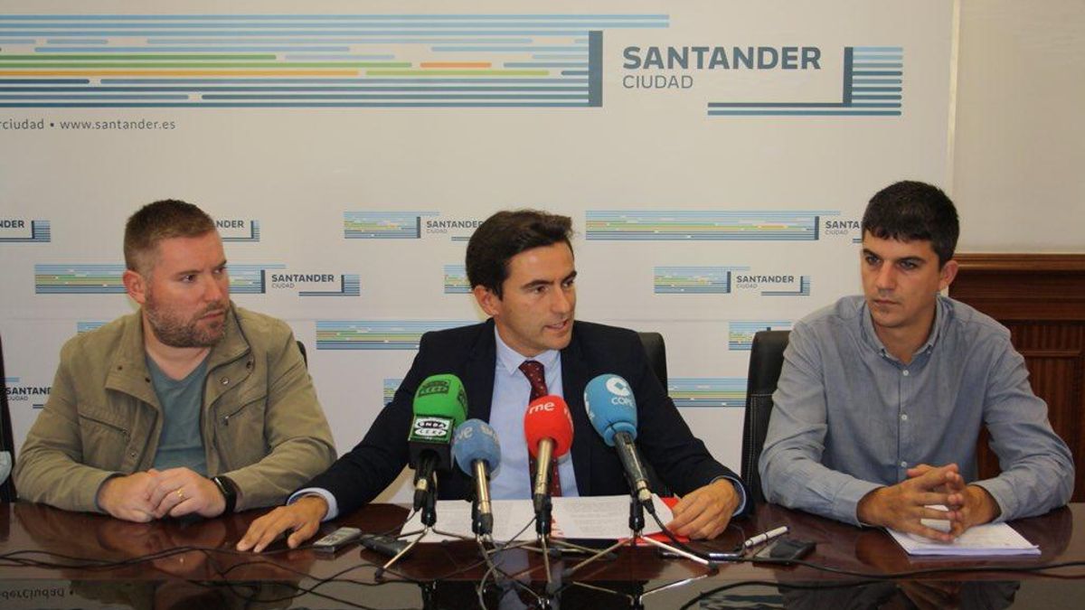 Hector Sánchez, Pedro Casares y Daniel Fernández en rueda de prensa. | Twitter PSOE