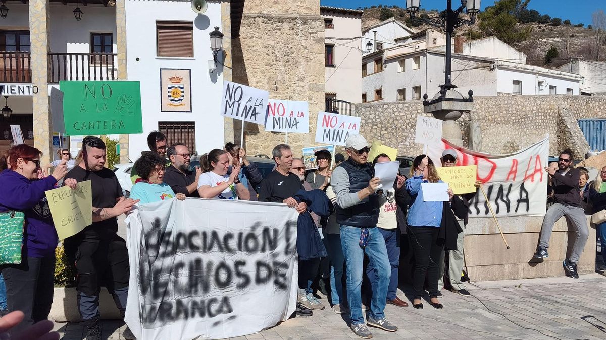 Vecinos protestan frente al Ayuntamiento de Loranca de Tajuña