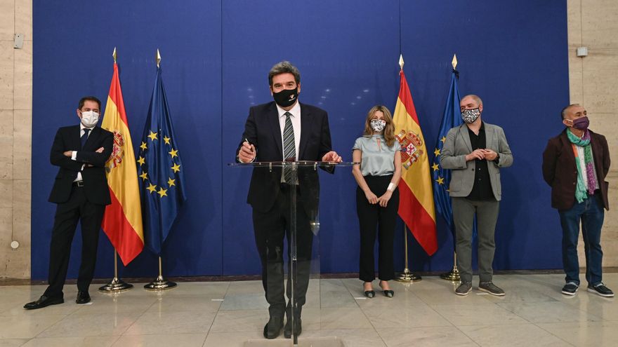 El ministro de Inclusión, Seguridad Social y Migraciones, José Luis Escrivá (2i) se dirige a medios de comunicación junto a la ministra de Trabajo, Yolanda Díaz (3d), el presidente de Cepyme, Gerardo Cuerva (i), y los secretarios generales de UGT y CCOO, Pepe Álvarez (d) y Unai Sordo (2d),en una fotografía de archivo. EFE/ Fernando Villar