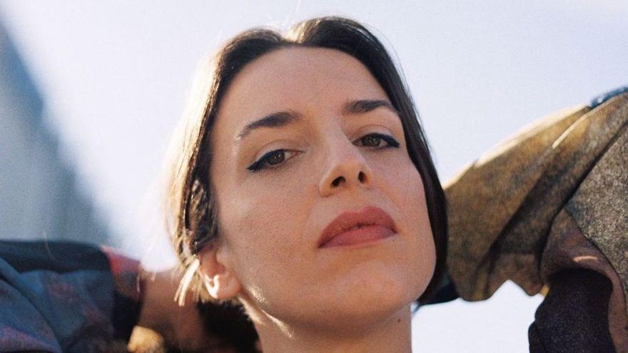 'España es la hostia', sudor huertano y esquizofrenia: el 'spoken word' de la poeta y rapera Laura Sam