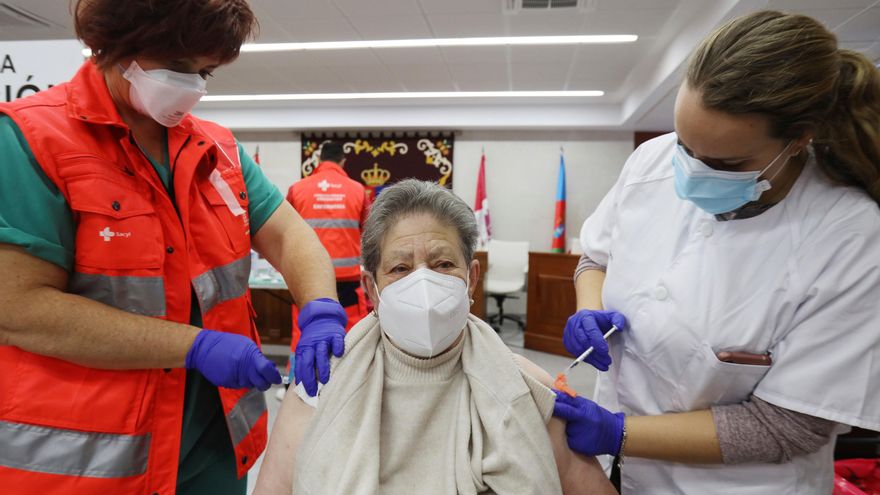 Más de 180.000 extremeños de 60-69 años y sanitarios recibirán la tercera dosis de refuerzo