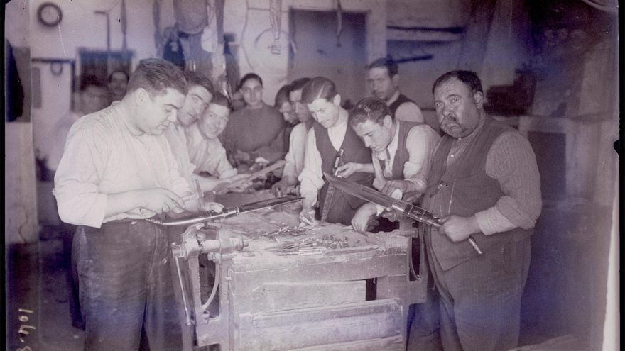 Hombres fabricando navajas en un taller de Albacete (Fondo Luis Escobar , AHP Toledo)