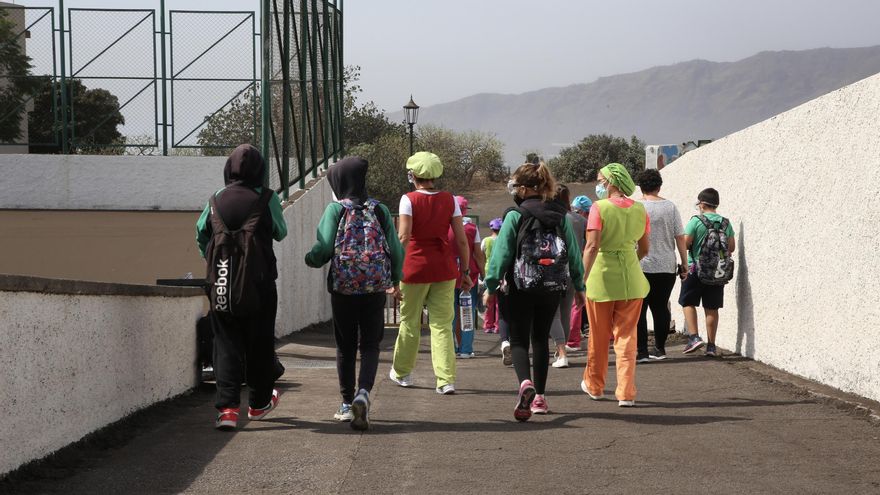 Alumnos y alumnas a la salida de los colegios este lunes en La Palma. (ALEJANDRO RAMOS)