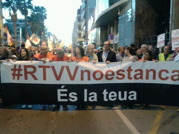 Miles de manifestantes se manifiestan contra el cierre de Canal 9