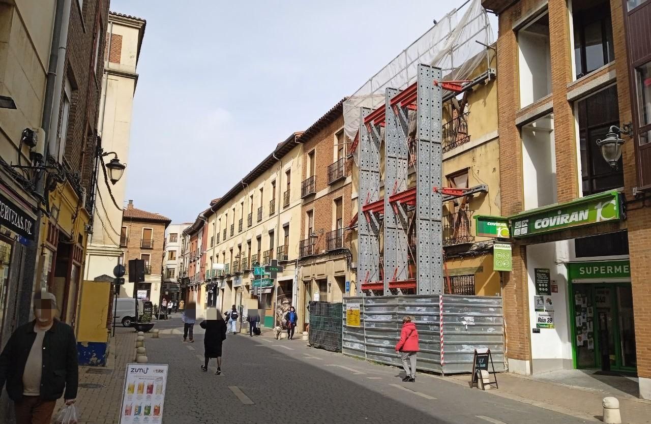 Vista actual del edificio de la calle La Rúa 37, en pleno Camino de Santiago por León.