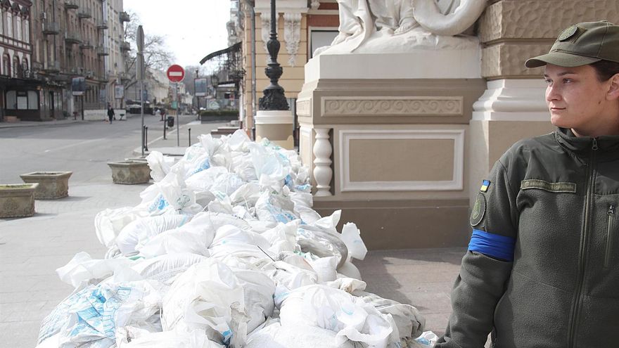 Mujer ucraniana parte de los grupos de Defensa custodia las calles de Odessa, el 31 de marzo