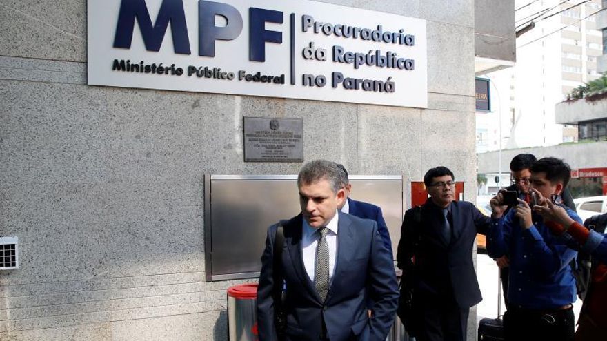 El fiscal que lleva el caso Lava Jato en Perú, Rafael Vela, llega este miércoles a la sede del Ministerio Público Federal en el estado de Paraná para interrogar al ingeniero brasileño Jorge Barata, implicado en el escándalo de Odebrecht, en Curitiba (Brasil).