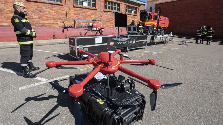 Aparatos no tripulados de la nueva Unidad de Drones de la Unidad Militar de Emergencias en el Ferral.