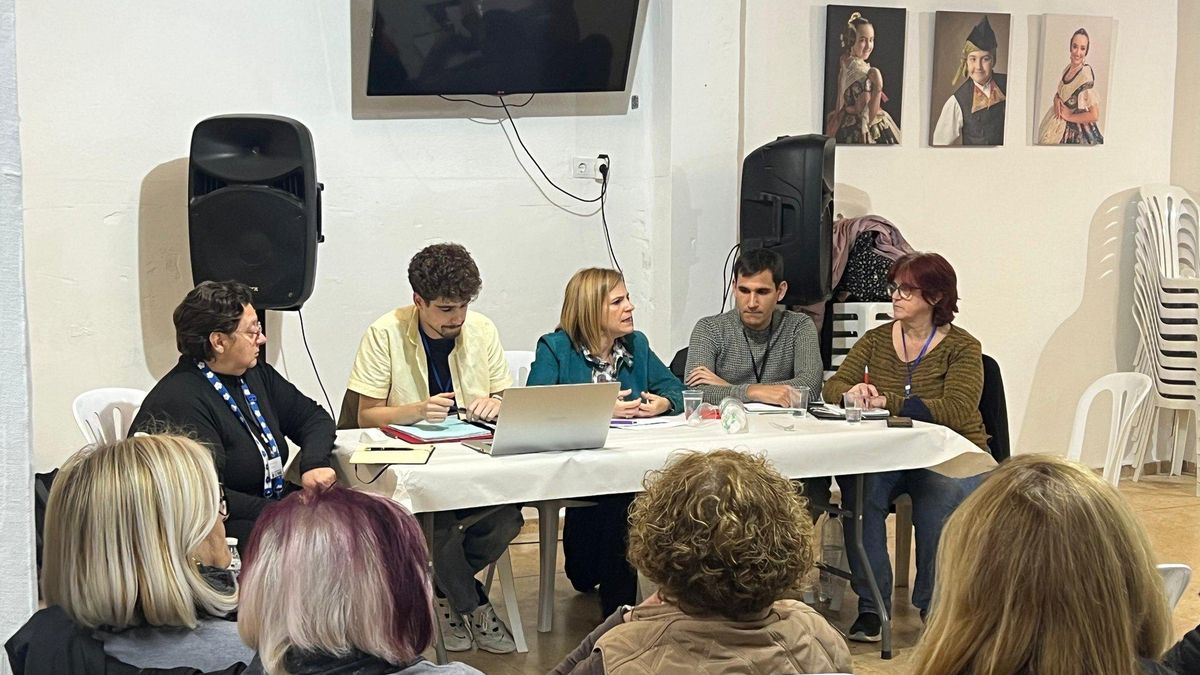 La delegada del Gobierno en la Comunitat Valenciana, Pilar Bernabé, se reúne con la Asociación de Vecinos de La Torre - Faitanar.