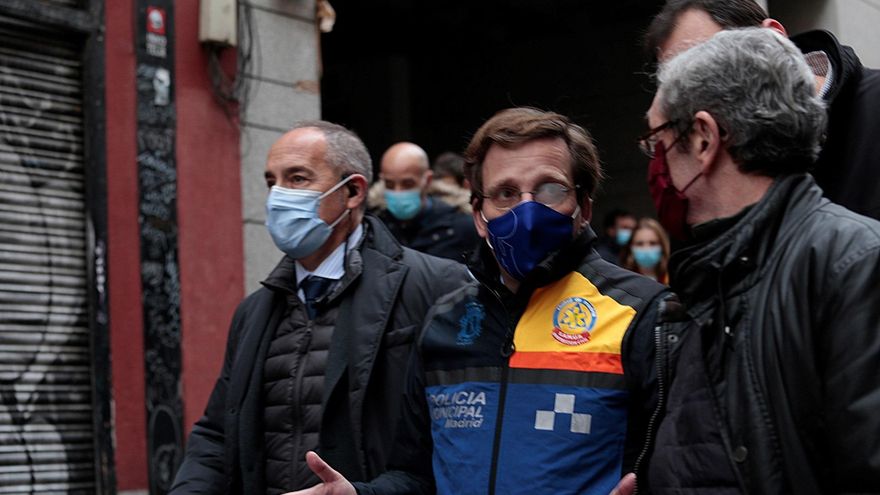 El alcalde de Madrid, José Luis Rodríguez Almeida, en la calle Toledo de Madrid tras la explosión. EFE/Ana María Márquez