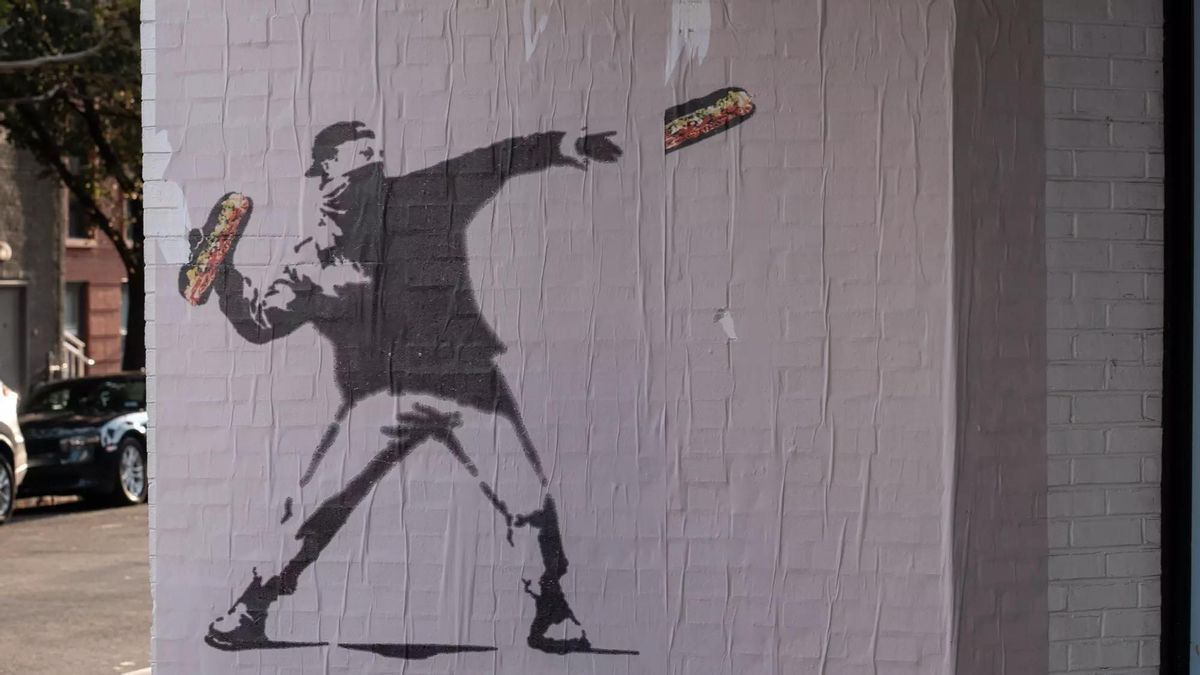 Carteles al estilo Banksy que muestran a un manifestante lanzando un sándwich al secretario de Defensa, Pete Hegseth, el 31 de agosto de 2025 en Washington, DC, inspirados en Sean Dunn, conocido como el "Hombre del Bocadillo".