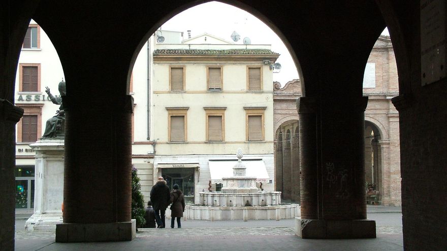 Arcadas medievales en Plaza Cavour. Al fondo puede verse la Vieja Pescadería de Rímini.