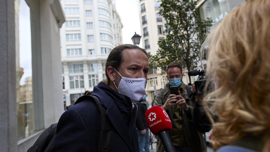 El candidato de Unidas Podemos a la Presidencia de la Comunidad de Madrid, Pablo Iglesias, responde a los medios tras abandonar un debate electoral organizado por la cadena SER, a 23 de abril de 2021, en Madrid (España). Iglesias ha abandonado esta mañana