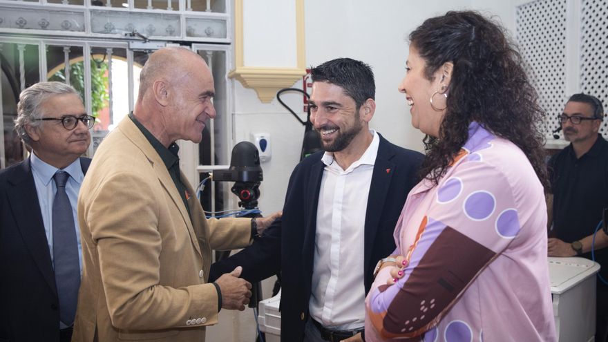 Antonio Muñoz saluda a Ismael Sánchez y Sandra Heredia.
