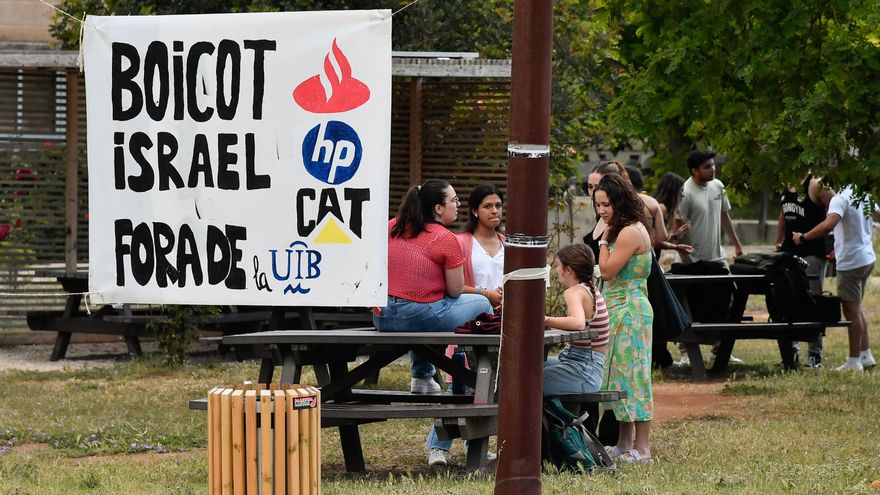 Desalojan la acampada de la UIB para "llevar a las calles" la lucha por Palestina