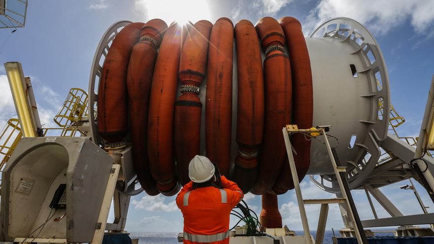 El Brent mantiene su escalada al subir el 2 %, hasta los 130 dólares el barril