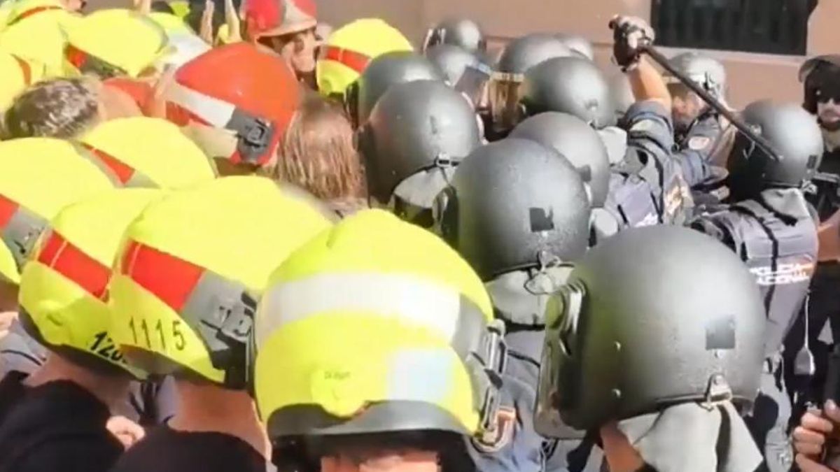 Napetosti med policijo in gasilci v Valencii med protesti zaradi slabih delovnih razmer