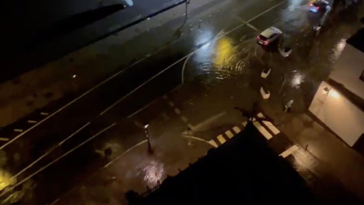 Alcantarilla desbordada en la avenida Marítima de Santa Cruz de La Palma y calzada anegada por las intensas lluvias.