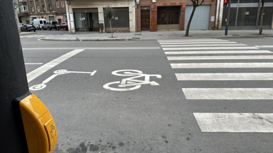 Semáforo con pulsador para facilitar el cruce de los peatones en el Crucero.