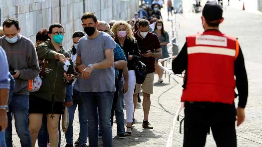 Larga cola para vacunarse contra el Covid 19 en la Ciudad de la Cultura en Santiago de Compostela, este domingo. EFE/ Xoán Rey