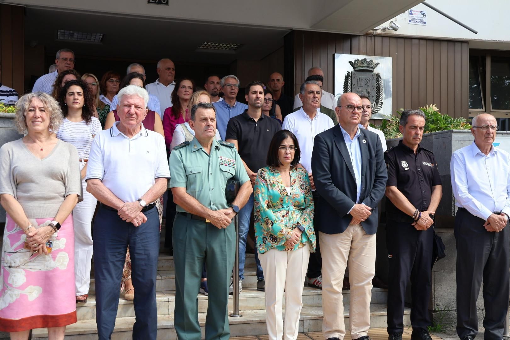 El Ayuntamiento de Las Palmas de Gran Canaria, con la alcaldesa, Carolina Darias, al frente, durante el minuto de silencio este pasado miércoles.