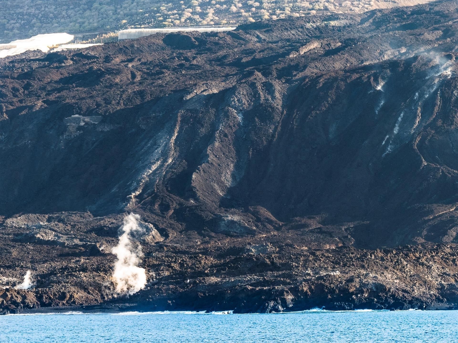 La Palma comienza este sábado su quinto día consecutivo sin actividad volcánica. En la imagen, vista desde el mar de uno de los deltas de lava creados por las coladas de la erupción en la costa de Tazacorte.