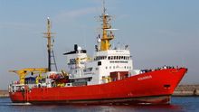 El Aquarius atraca en Marsella a la espera de una nueva bandera que le permita volver al Mediterráneo