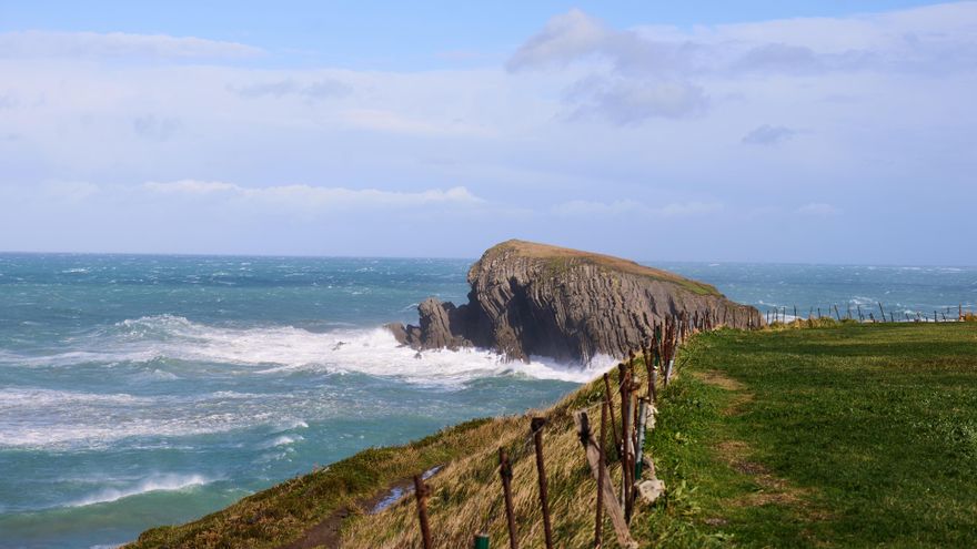 Archivo - Olas en Santander