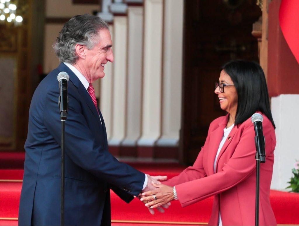 La presidenta de Venezuela, Delcy Rodríguez, se reunió con el Secretario del Departamento del Interior de Estados Unidos, Doug Burgum. Foto: Cuenta de X de Delcy Rodríguez