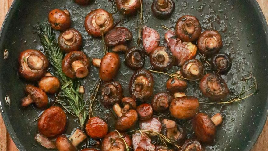 Prepara los champiñones sin aceites ni mantequillas para un mejor resultado