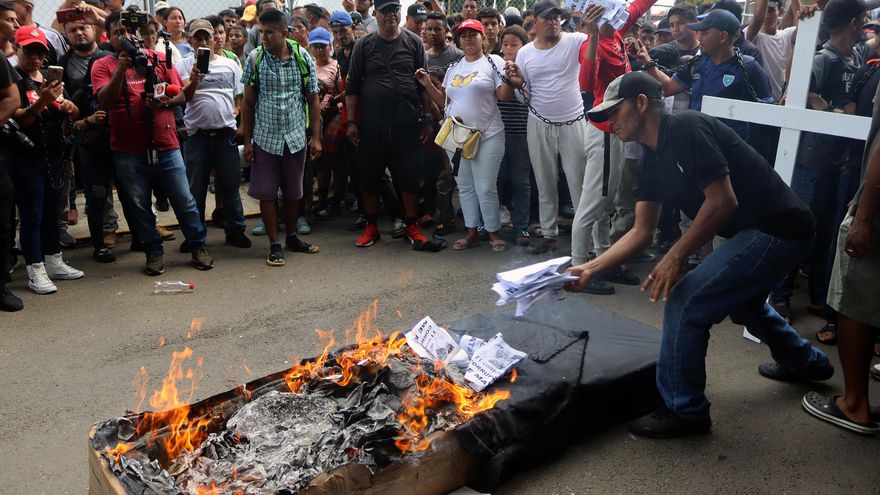 Migrantes protestan con un ataúd y las manos encadenadas en la frontera sur de México