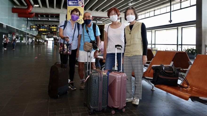 Desde jubilados que quieren ver el volcán de La Palma a residentes: la vida en un aeropuerto siempre pendiente de la ceniza