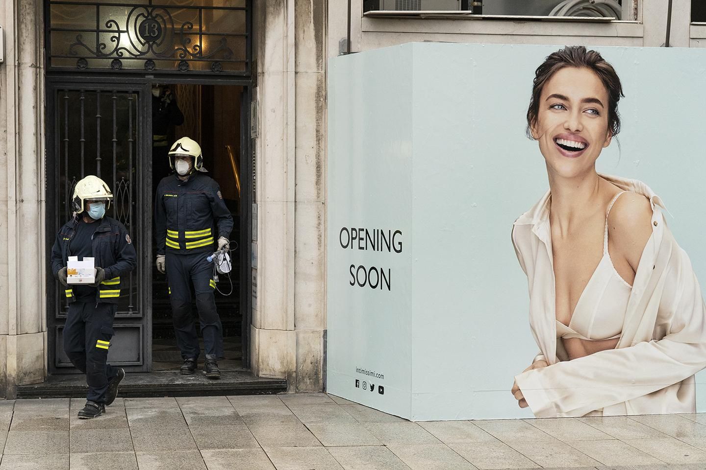 Desalojado un edificio de la calle Isabel II de Santander por el mal estado de uno de los pilares. | JOAQUÍN GÓMEZ SASTRE