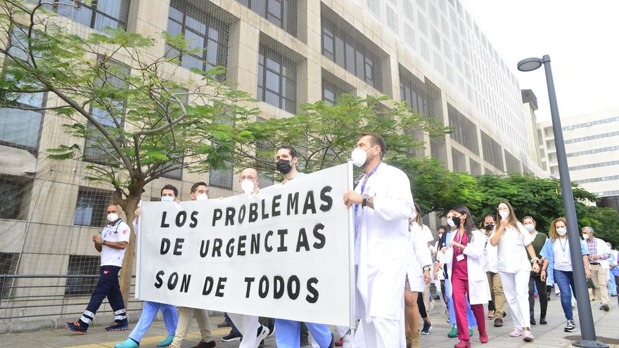 Manifestación de protesta por el colapso en urgencias del Hospital Insular. (ÁNGEL SARMIENTO)