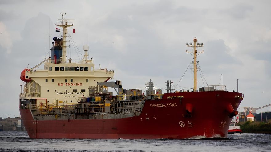 El Chemical Luna llega a Cartagena entre las denuncias por el origen de su carga y la promesa de inspección del Gobierno
